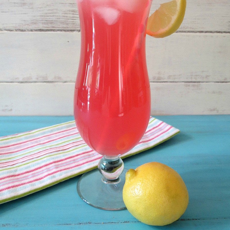 Capella Pink Lemonade, limonun ferahlığı ve meyvemsi tatlarla eşsiz bir aroma sunar. Tatlı ve canlı bir deneyim arayanlar için ideal.